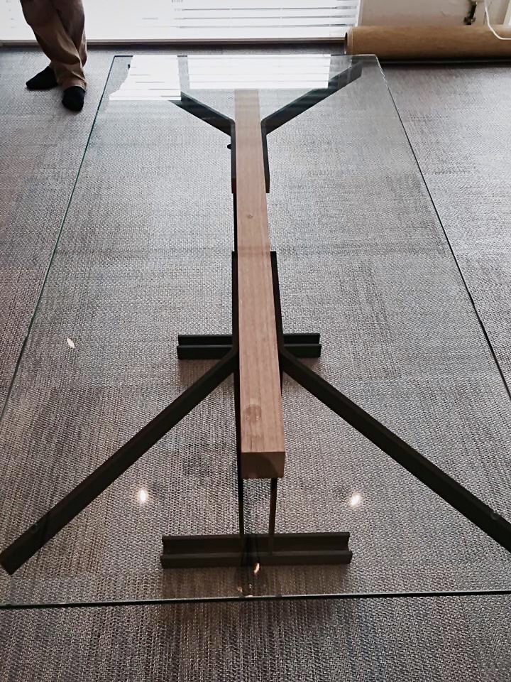 スタジオエムプラスによるオリジナルのおしゃれなダイニングテーブル