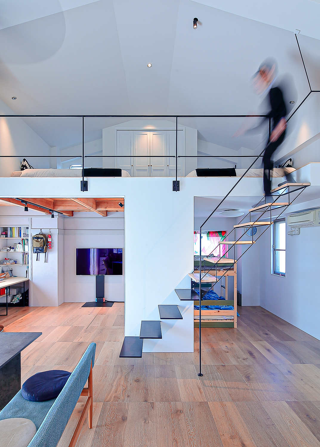 大阪メゾネットマンションのリノベーション「トラス式と平板、２つの形式が交わる階段のデザイン」BlackLine Maisonette