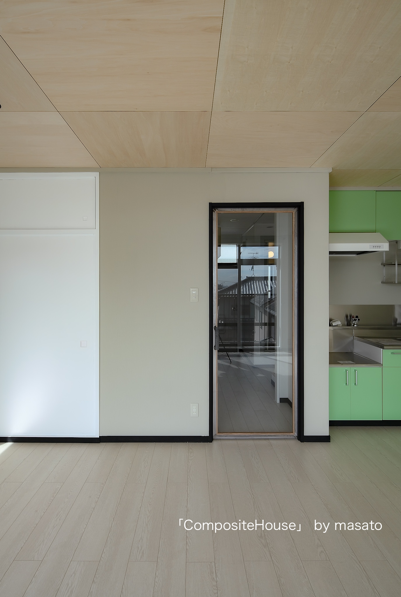宝塚の賃貸リノベーション「Composite House」、色彩で構成した住戸の内観
